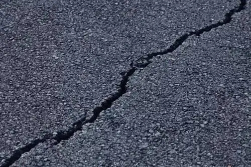 高速公路瀝青路面產生裂縫的原因？