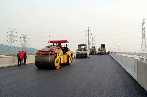 鄭州東三環高架橋瀝青路面施工施工案例